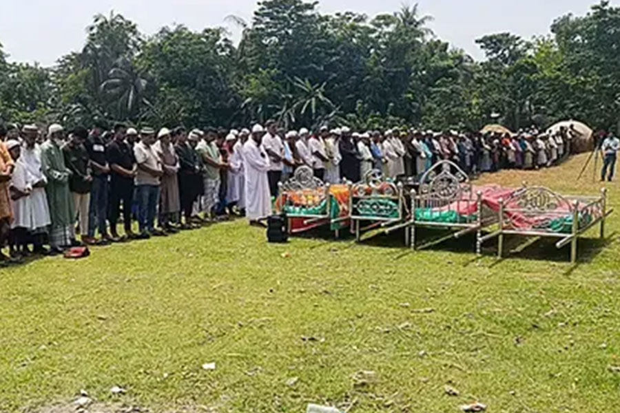 মা, তিন মেয়ে ও ভাইয়ের দাফন সম্পন্ন