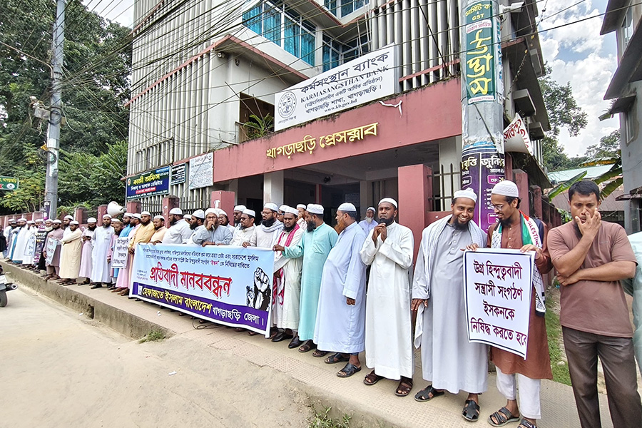 খাগড়াছড়িতে ইসকন নিষিদ্ধের দাবিতে হেফাজতের মানববন্ধন