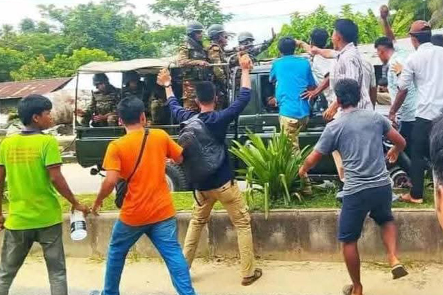 খাগড়াছড়িতে সেনাবাহিনীর গাড়ীতে হামলা