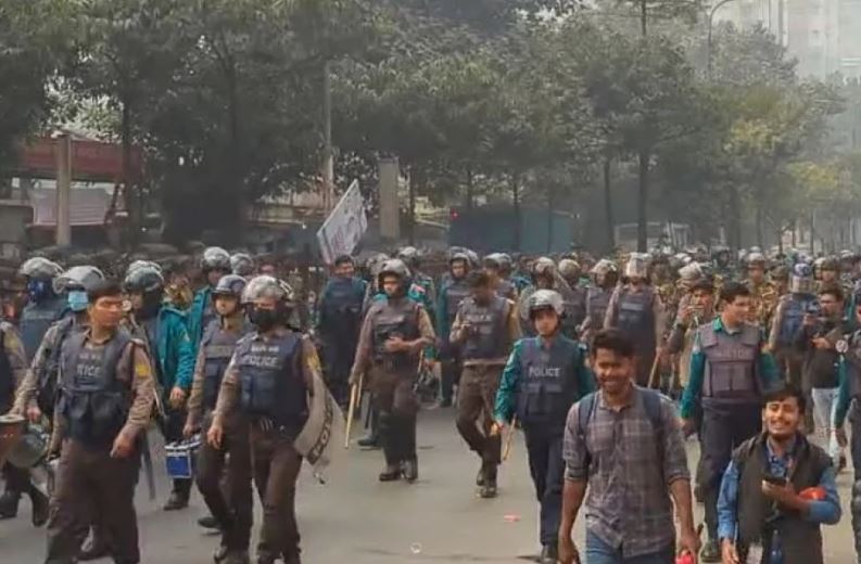 মোবাইল ব্যবসায়ীদের সঙ্গে পুলিশের সংঘর্ষ, লাঠিচার্জ