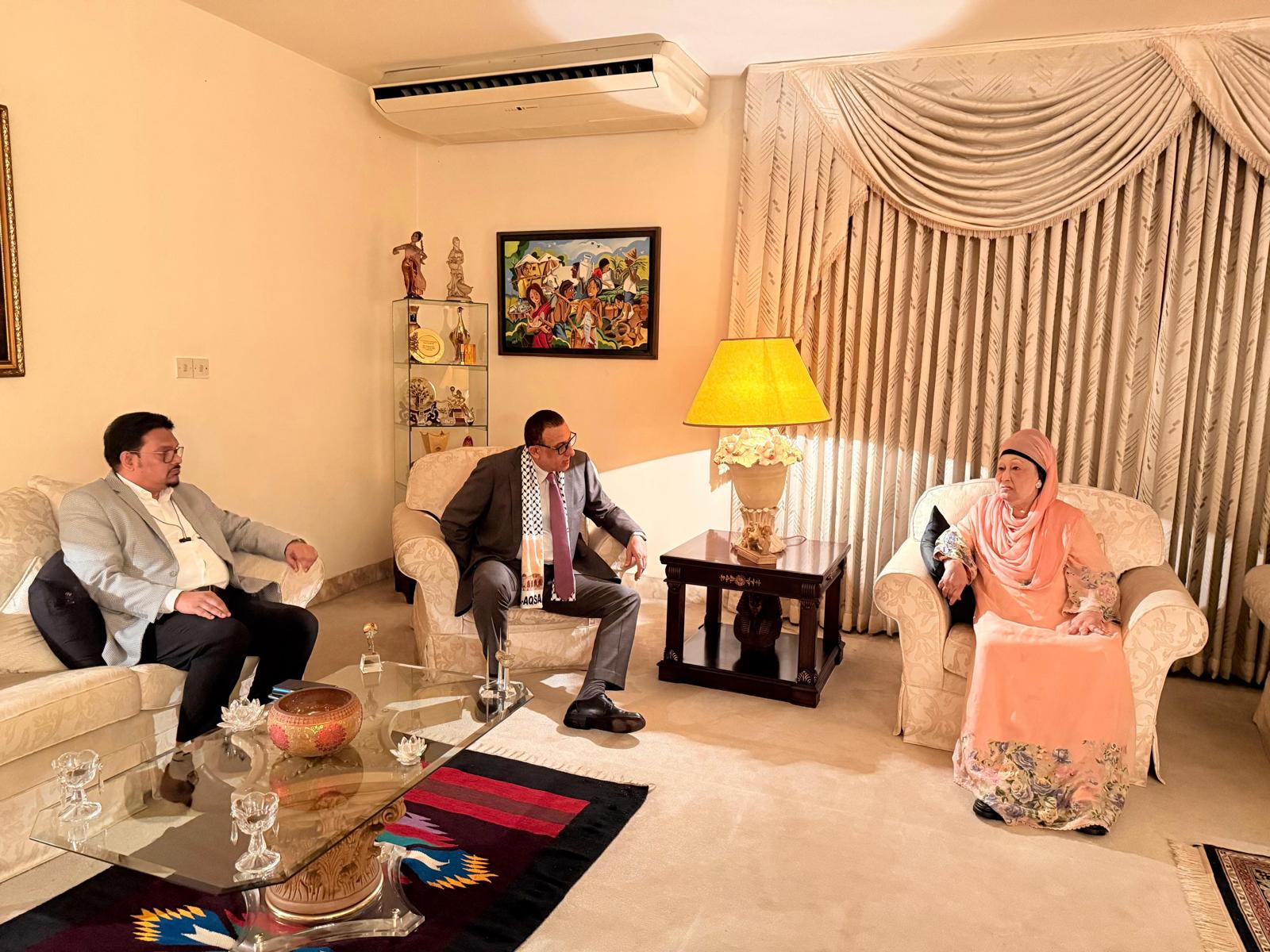 খালেদা জিয়ার সাথে সৌজন্য সাক্ষাৎ করেছেন ফিলিস্তিনের রাষ্ট্রদূত