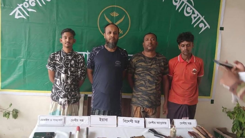 খুলনায় অস্ত্র-মাদকসহ ওয়ার্ড বিএনপির সভাপতিসহ গ্রেপ্তার ৪
