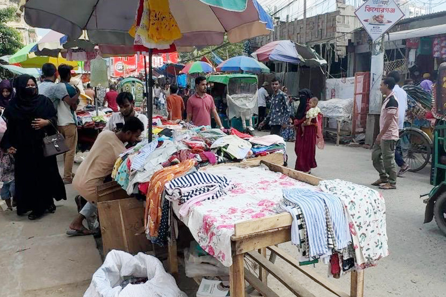 কিশোরগঞ্জ শহরে ফুটপাত–ওয়াকওয়ে দখলের মহোৎসব
