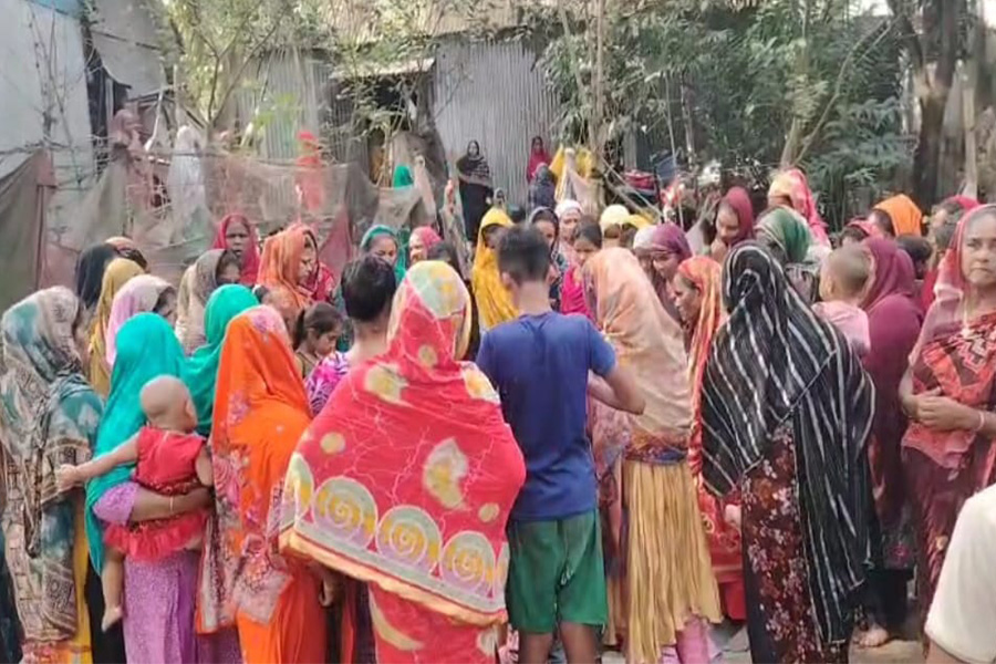 কুলিয়ারচরে গর্তের ময়লা পানিতে পড়ে শিশুর মৃত্যু