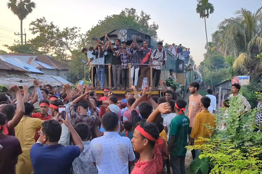 কিশোরগঞ্জ ইকবালের সমর্থনে ট্রেন আটকিয়ে গণমিছিল