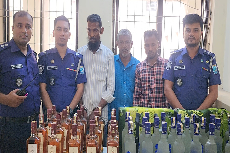 কিশোরগঞ্জে ৪৫ বোতল বিদেশি মদসহ আটক ৩