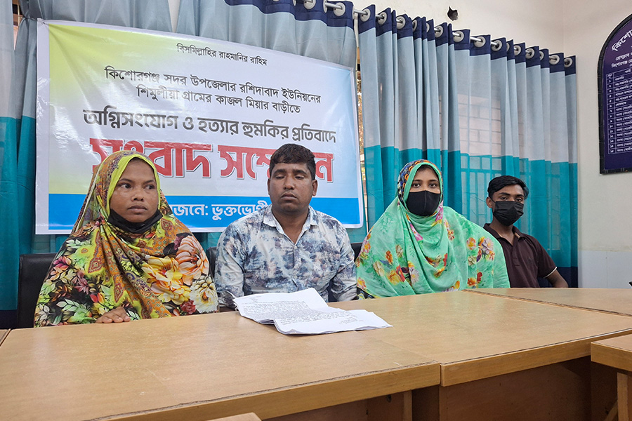 কিশোরগঞ্জে প্রতিপক্ষের দেওয়া আগুনে ঘরবাড়ি পুড়ে সর্বস্ব হারালো পরিবার