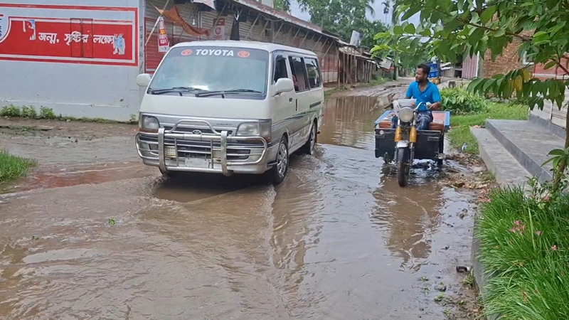 কিশোরগঞ্জে  সীমাহীন দুর্ভোগে এলাকাবাসি