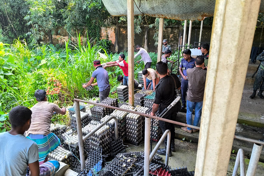 পাকুন্দিয়ায় অভিযানে দুই লাখ পচা ডিম জব্দ ও ধ্বংস