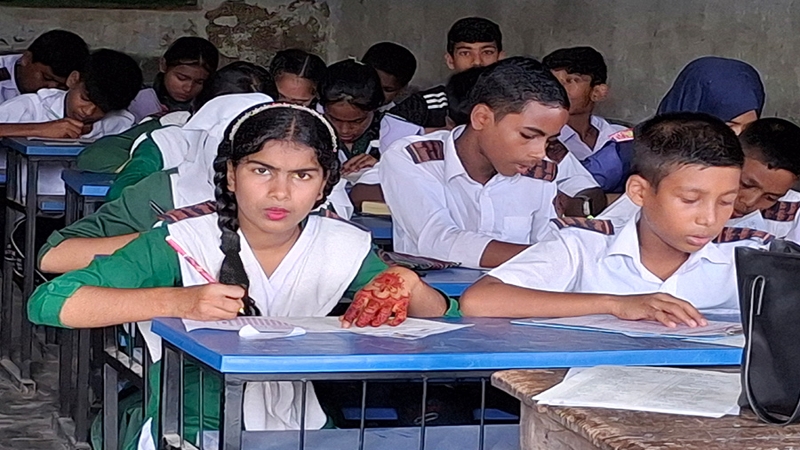 ১০ হাজার শিক্ষার্থীদের অংশগ্রহণে অনুষ্ঠিত হয়েছে মেধাবৃত্তি পরীক্ষা