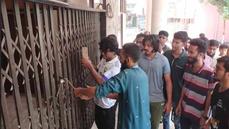 তালা ভেঙে কুয়েট শিক্ষার্থীদের হলে প্রবেশ