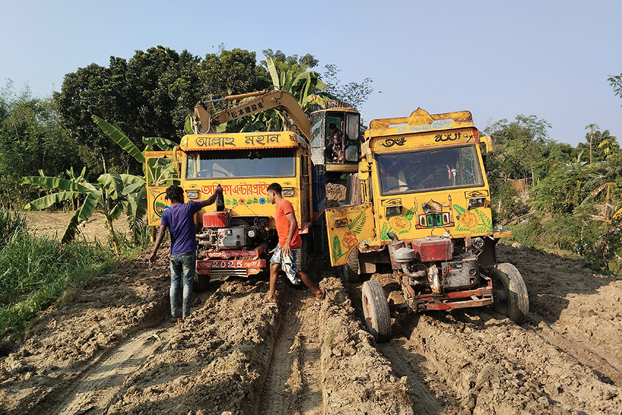 কুমারখালীতে সরকারি খালের মাটি বিক্রি হচ্ছে ইটভাটায়