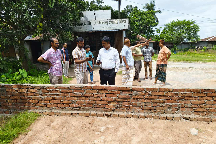 ২৫ পরিবারের সড়কে প্রভাবশালীর দেওয়াল, গুড়িয়ে দিল প্রশাসন