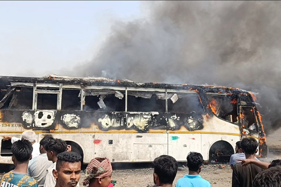 কুমিল্লায় একসঙ্গে ৩ বাসে আগুন