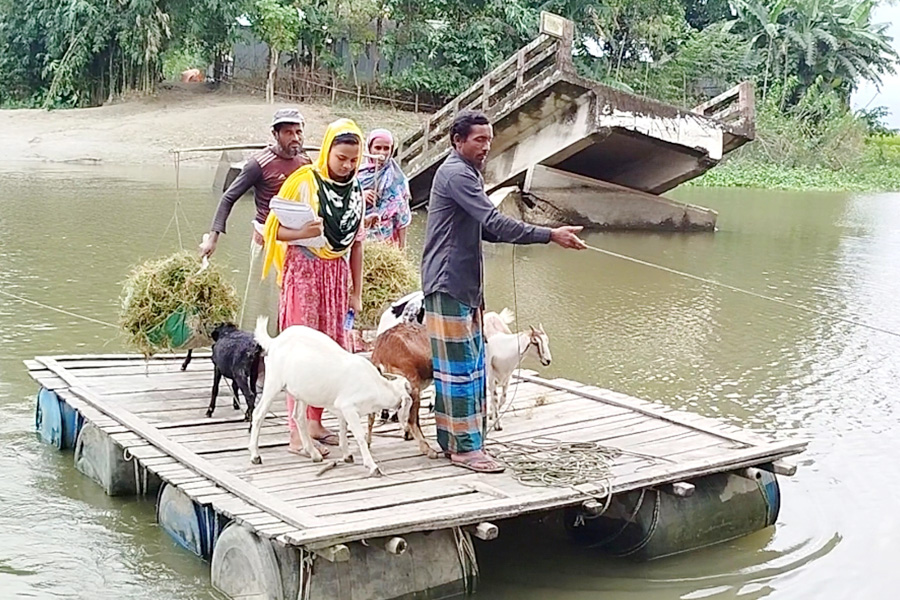 ঝুঁকি নিয়ে ড্রামের ভেলায় পারাপার শিক্ষার্থী ও গ্রামবাসীর