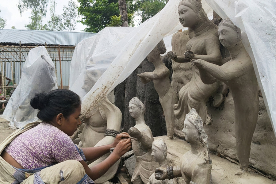 সংসার সামলিয়ে প্রতিমা গড়ছেন নারী শিল্পীরা