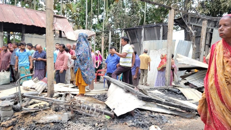 ফুলবাড়ীতে ভয়াবহ অগ্নিকাণ্ডে বসতবাড়ি পুড়ে ছাই