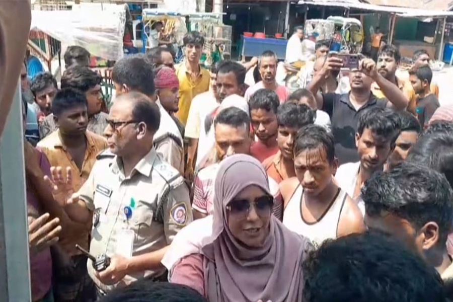 টাকা ছিনতাইয়ের চেষ্টা জনরোষে আটক মাদকদ্রব্য কর্মকর্তারা