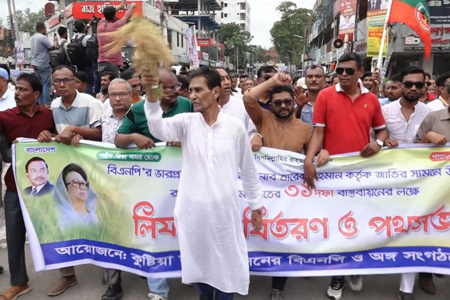 কুষ্টিয়ায় ৩১ দফা বাস্তবায়নের লিফলেট বিতরণ