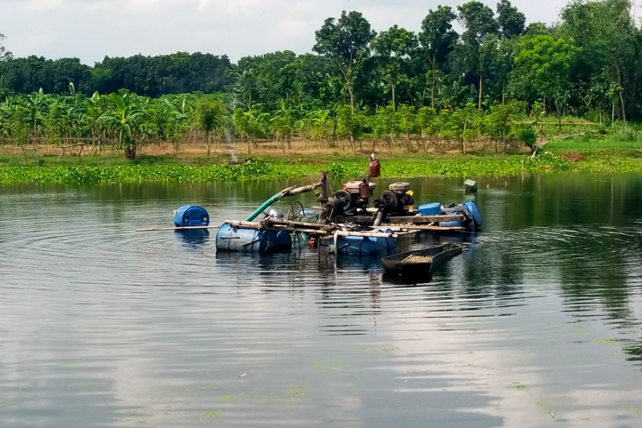 কালিগঙ্গায় ড্রেজার বসিয়ে চলছে বালু লুট, নিরব প্রশাসন