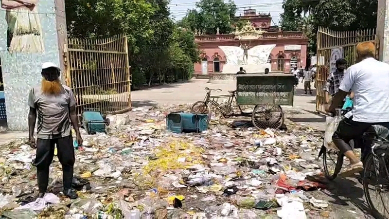 কুষ্টিয়া পৌরসভার পরিচ্ছন্নতা কর্মীদের কর্মবিরতি