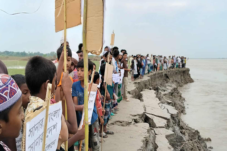 দৌলতপুরে বাঁধ নির্মাণের দাবিতে শত শত মানুষের মানববন্ধন
