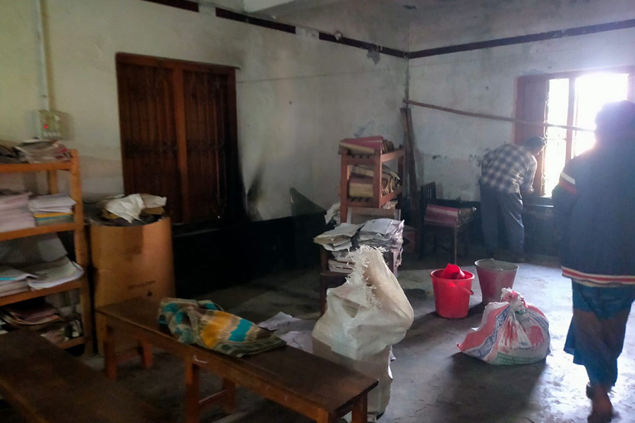 কুমারখালীতে গ্রামীণ ব্যাংকে পেট্রোল ঢেলে আগুন দিল দুর্বৃত্তরা