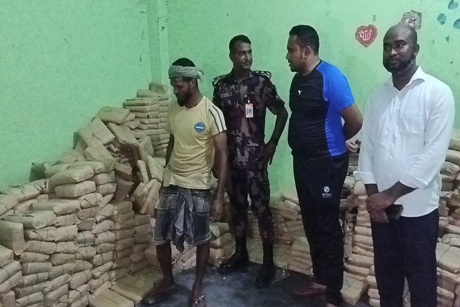 কুষ্টিয়ায় বিজিবি'র অভিযানে কোটি টাকার মুল্যের নিষিদ্ধ পলিথিন জব্দ