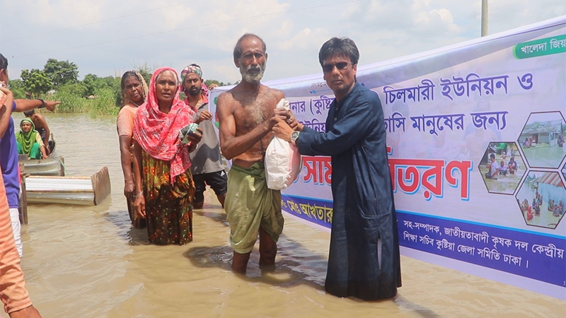 দৌলতপুরে বানভাসি ৫০০ জন মানুষের মাঝে খাদ্য সামগ্রী বিতরণ