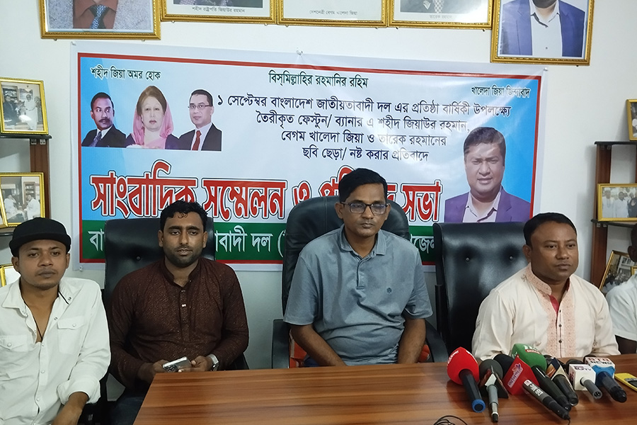 খোকসায়  রাতের আঁধারে বিএনপির  ব্যানার ছিঁড়ে ফেলেছে দুর্বৃত্তরা‌