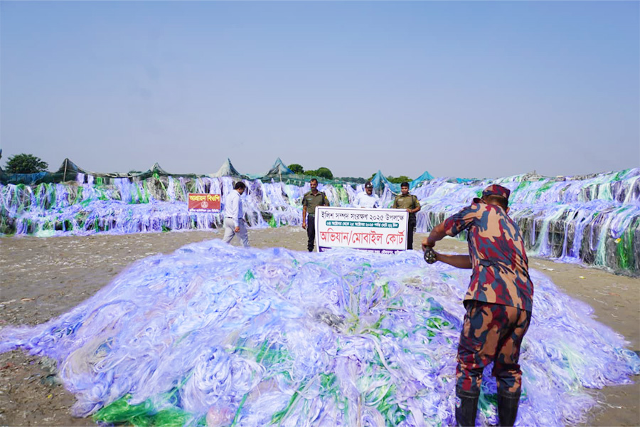 কুষ্টিয়ায় বিজিবি'র অভিযানে অবৈধ চাইনা জাল জব্দ
