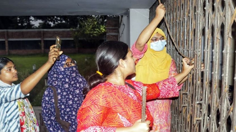 কুয়েটে রোকেয়া হলের তালা ভেঙে ছাত্রীদের প্রবেশ