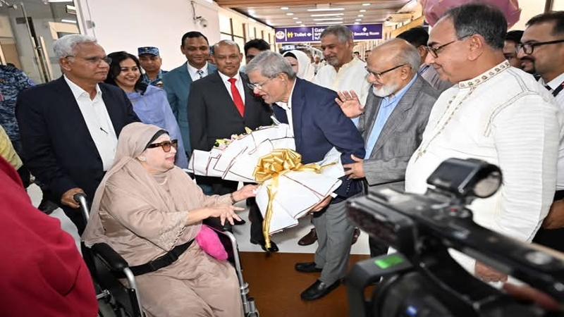 বিমানবন্দরে খালেদা জিয়াকে স্বাগত জানান সিনিয়র নেতারা