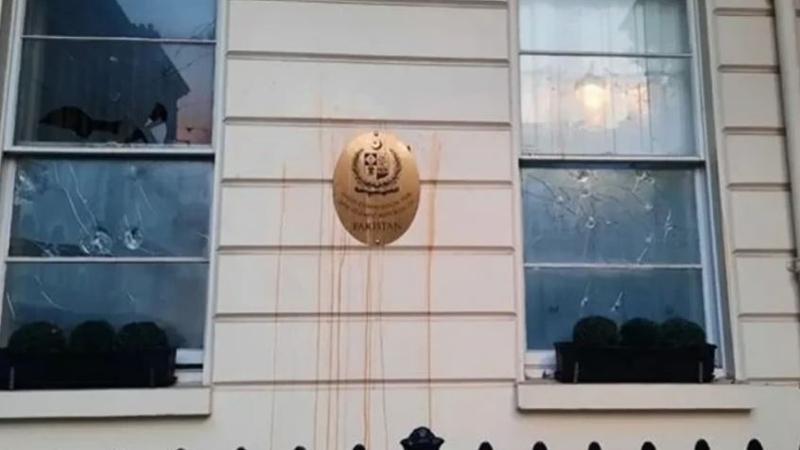লন্ডনে পাকিস্তানি দূতাবাসে হামলা