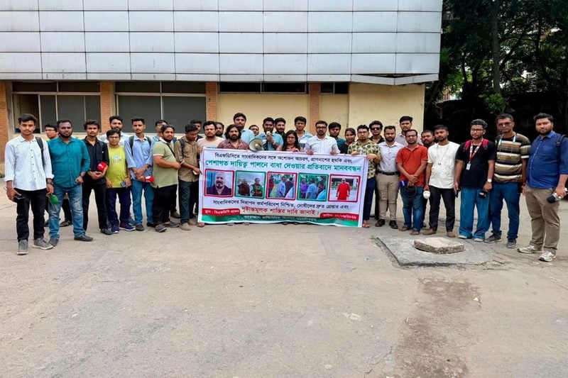 বিএফডিসিতে সাংবাদিকদের নিরাপত্তা ও দোষীদের শাস্তির দাবিতে মানববন্ধন করেন বিনোদন সাংবাদিকরা। ছবি: ভিওডি বাংলা