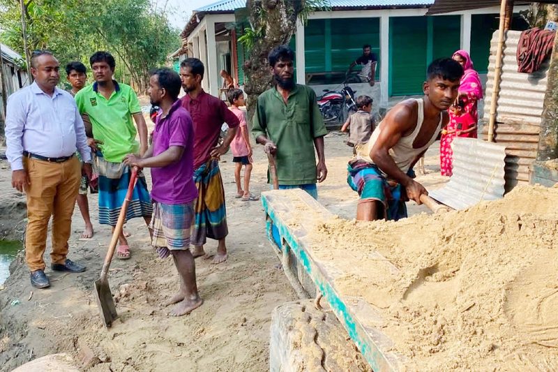কেন্দুয়ায় চেয়ারম্যানের উদ্যোগে নওপাড়ায় রাস্তা সংস্কার