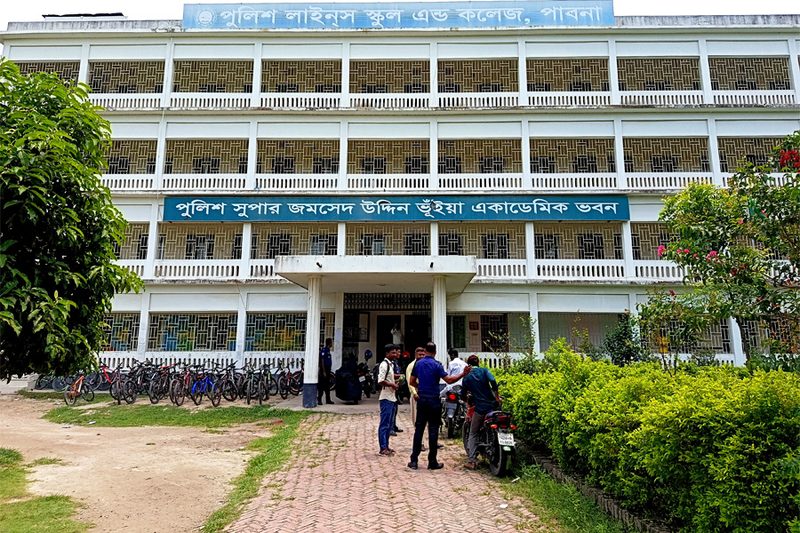 ক্লাস চলাকালে মাথায় খুলে পড়ল ফ্যান, আহত শিক্ষার্থী