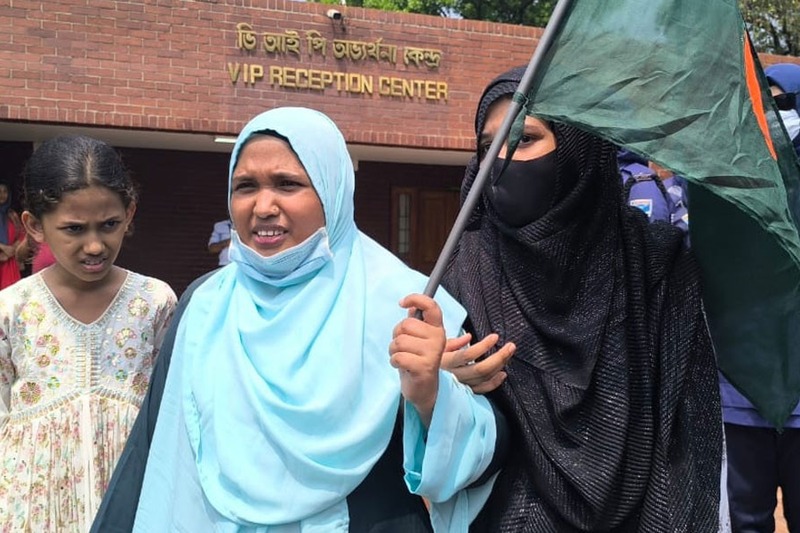 স্মৃতিসৌধে আ. লীগের ব্যানার নিয়ে ‘জয় বাংলা’ স্লোগান দেয়ায় নারী আটক