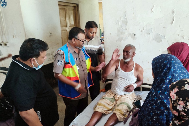 বালু তুলতে নিষেধ করায় গুলি, ৫ পুলিশ গুলিবিদ্ধ