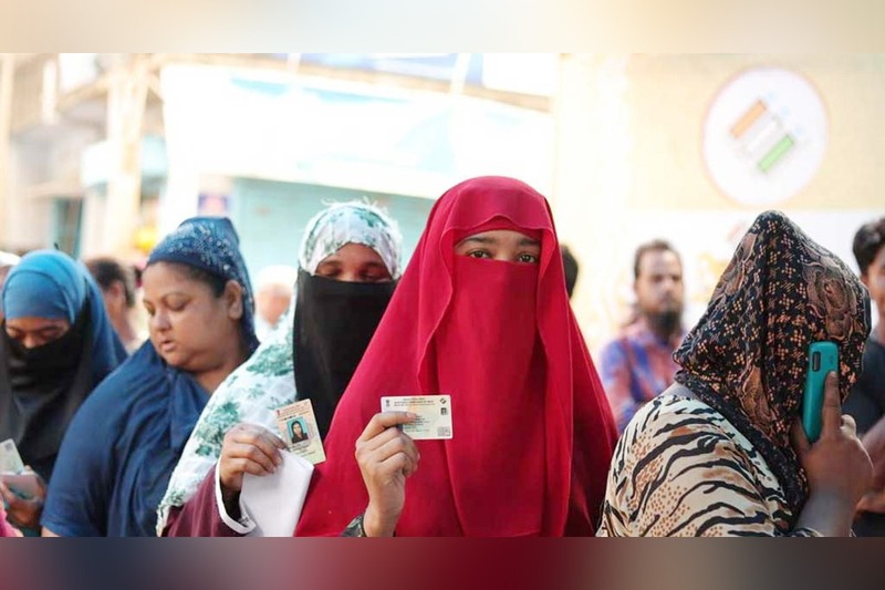 পশ্চিমবঙ্গ বিধানসভার দ্বিতীয় দফার ভোট :  বুথে বুথে মমতার টহল, পিছিয়ে নেই শুভেন্দুও