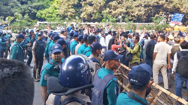 শিক্ষকদের লংমার্চ টু যমুনায় পুলিশের বাধা