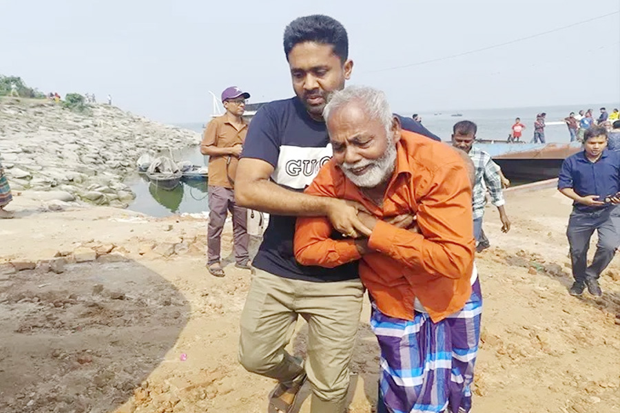 ফেরী ঘাটে স্বজন হারাদের আহাজারি