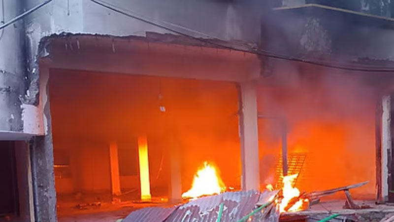 আ’লীগ নেতার বাড়িতে আগুন দিলো বিক্ষুব্ধ লোকজন