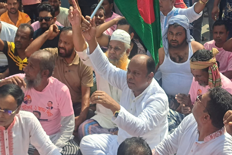 মাদারীপুর-১ আসনে মনোনয়ন স্থগিত করায় বিক্ষোভ