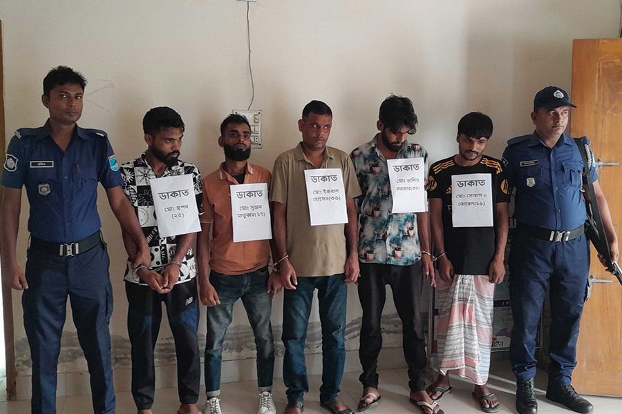 মাদারীপুরে মহাসড়কে ডাকাত দলের ১৩ সদস্য গ্রেপ্তার