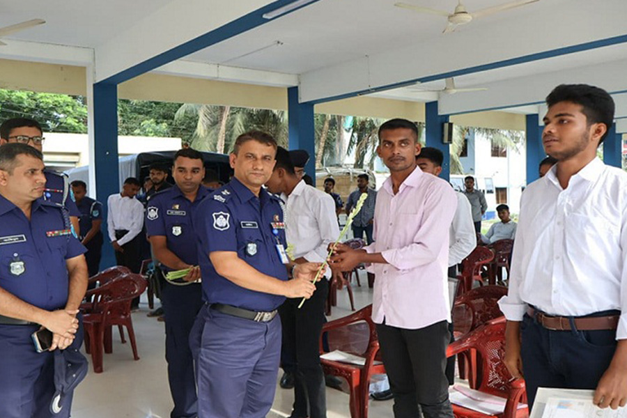 মাদারীপুরে ১৮০ টাকায় পুলিশে চাকরি পেল ১৬জন