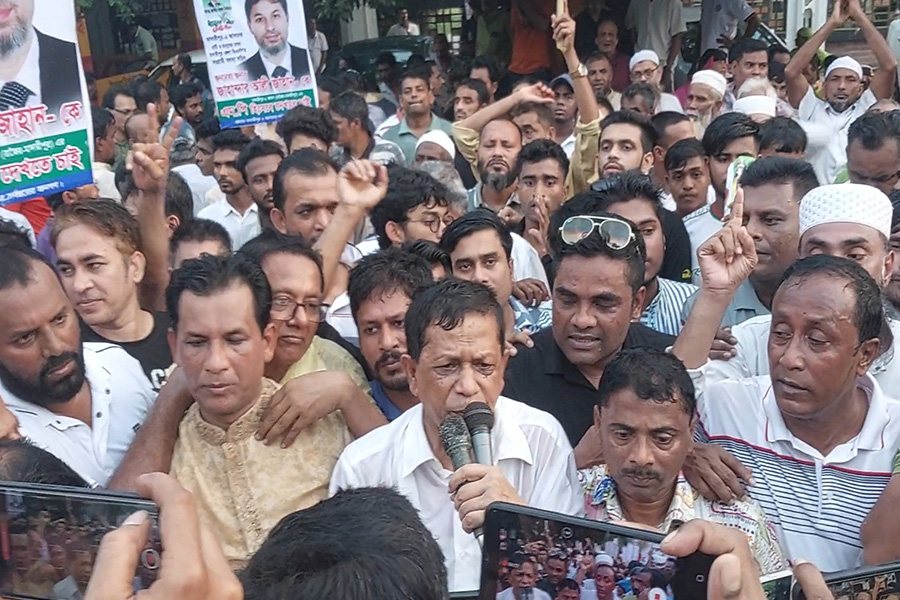 মাদারীপুর-২ মনোনয়নের দাবিতে মিছিল