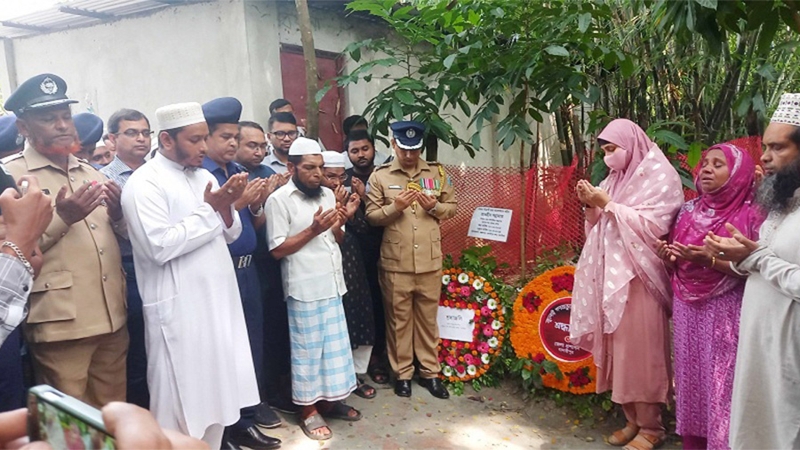মাদারীপুরে জুলাই আন্দোলনে শহীদদের বাড়িতে প্রশাসনের কর্মকর্তারা