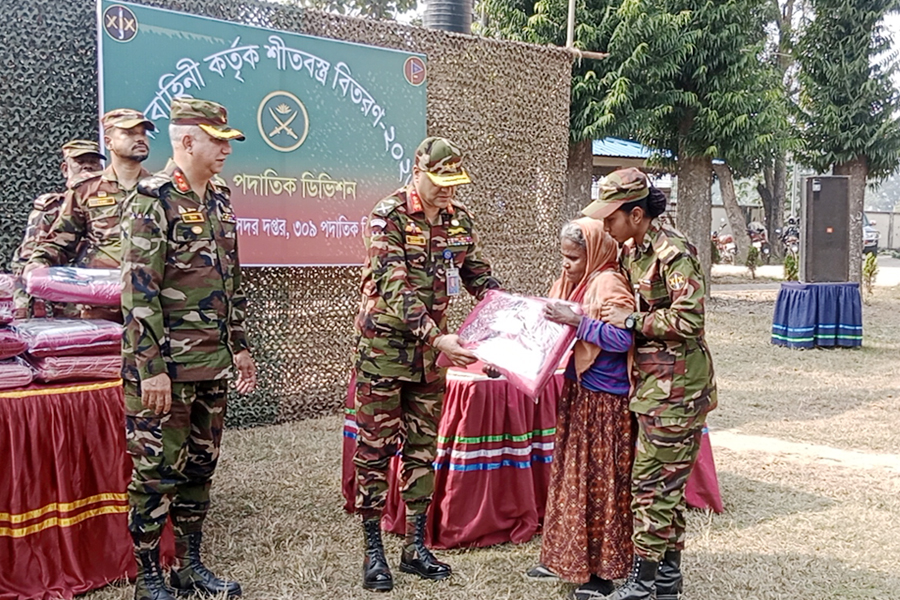মধুপুরে সেনাবাহিনীর উদ্যোগে শীতার্তদের মাঝে শীতবস্ত্র বিতরণ