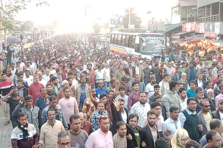মধুপুরে মনোনয়ন দ্বন্দ্বে সংঘর্ষের প্রতিবাদে বিক্ষোভ মিছিল